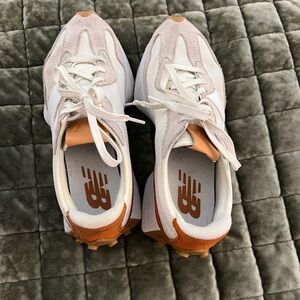 New Balance 327 Women’s 6.5 in Sea Salt/Rust Oxide